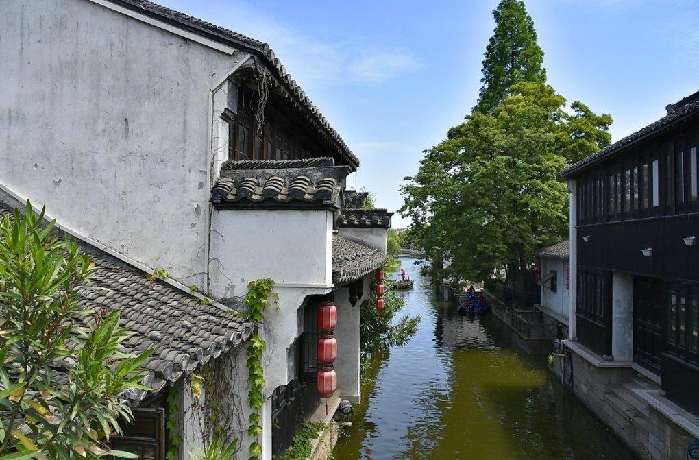 河南洛阳，粉丝为占外置穿雨衣室外通宵等偶像，你见过哪些疯狂的追星方式？游戏画面